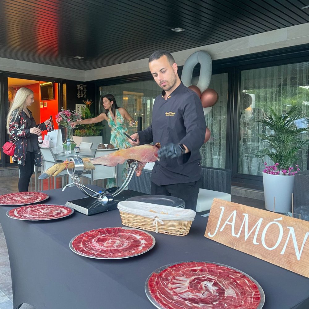 Carlos Cabanillas cortando jamón en una celebración